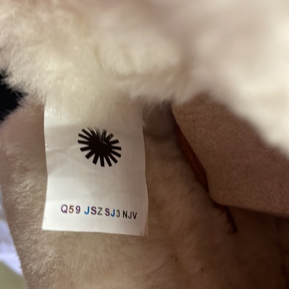 New in box. UGG Women’s Diara Boot Slipper Chestnut Size 5 - Picture 8 of 8